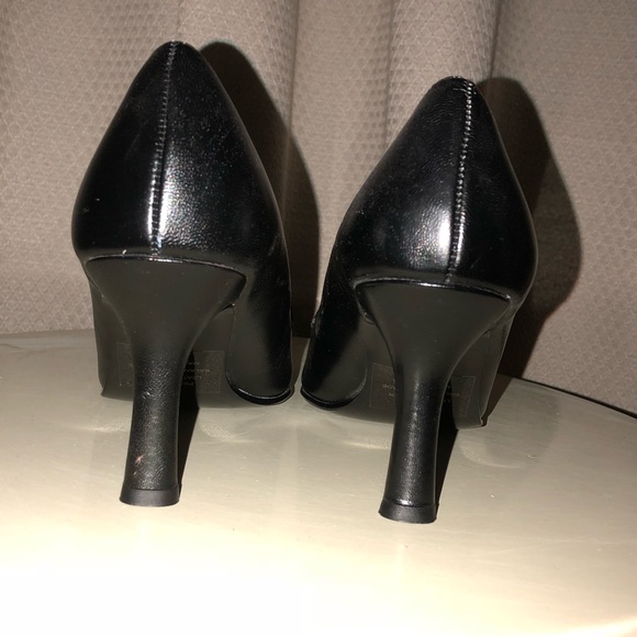 Gino Nicci black leather heels. EUC - Picture 5 of 6